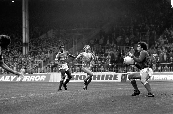 Manchester City 0 v. Notts Forest 0. Division 1 Football October 1981 MF04-07-034