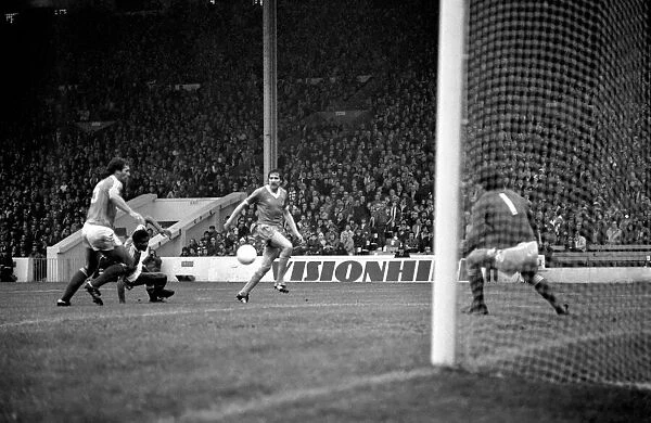 Manchester City 0 v. Notts Forest 0. Division 1 Football October 1981 MF04-07-038