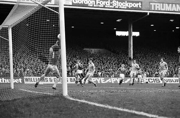 Manchester City 1 v. Nottingham Forest 1. Febuary 1981 MF01-24-030