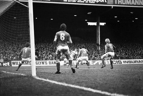 Manchester City 1 v. Nottingham Forest 1. Febuary 1981 MF01-24-044