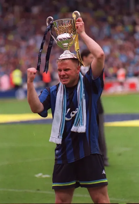 Framed Print : Manchester City captain Andy Morrison May 1999 celebrates with trophy