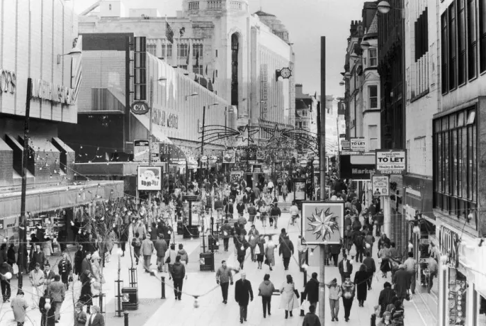 Framed Print : Manchester City centre busy with January Sale shoppers. 7th January 1987 Framed Print : Manchester City centre busy with January Sale shoppers. 7th January 1987