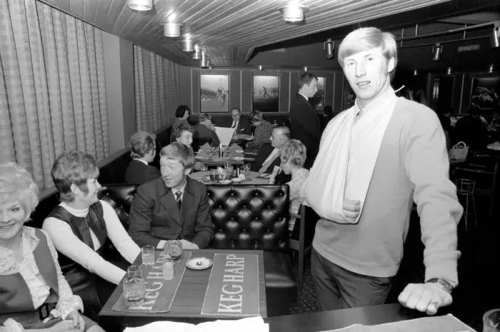 Framed Print : Manchester City and England star Colin Bell nursing his damaged shoulder