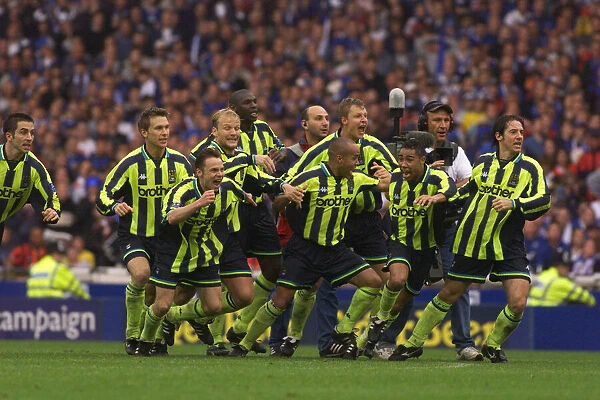 Manchester City team May 1999 celebrate after winning 4-3 on penalties Division