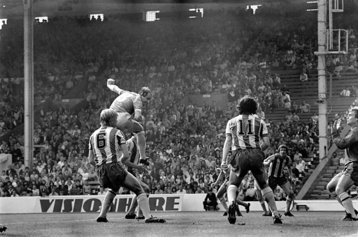 Framed Print : Manchester City v. West Bromwich Albion. August 1981 MF03-07-078 Framed Print : Manchester City v. West Bromwich Albion. August 1981 MF03-07-078