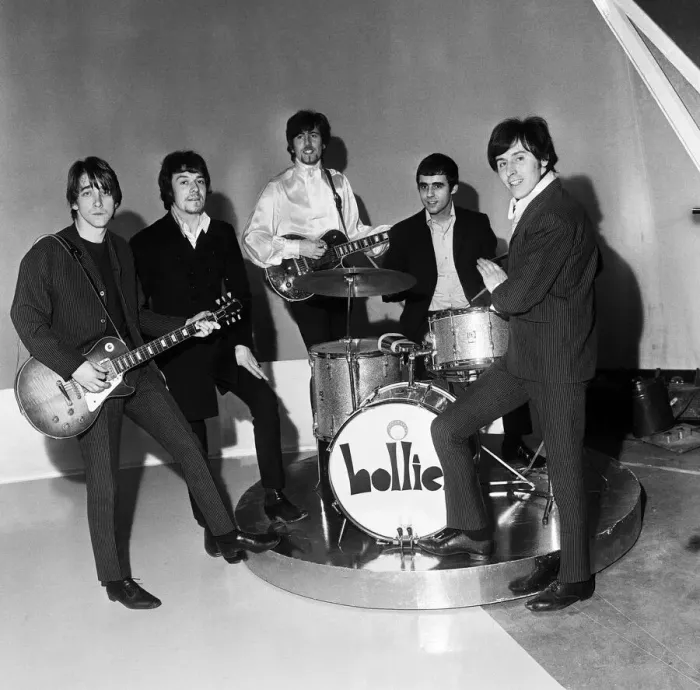 Framed Print : Manchester pop group The Hollies pictured with their stand-in drummer Tony Mansfield Framed Print : Manchester pop group The Hollies pictured with their stand-in drummer Tony Mansfield