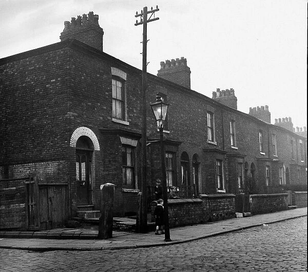 Manchester Street with cobbled stoned road April 1952
