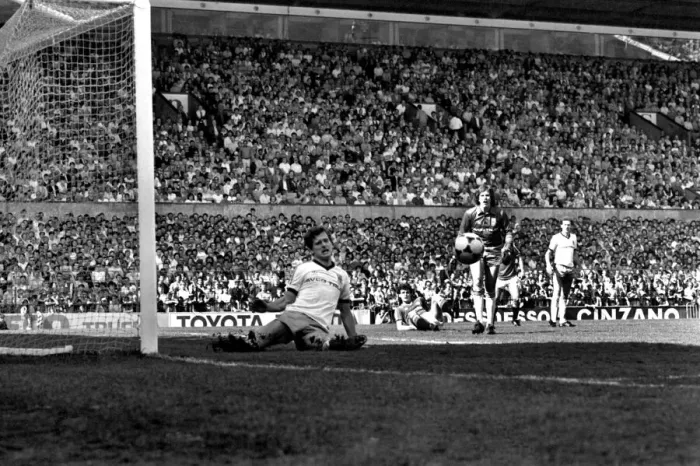 Framed Print : Manchester United 0 v. West Ham 0. April 1984 MF15-08-038