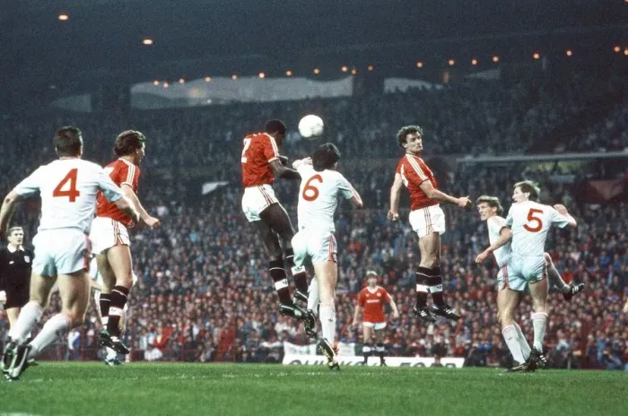 Framed Print : Manchester United 1-1 Liverpool, League match at Old Trafford, Sunday 15th November 1987 Framed Print : Manchester United 1-1 Liverpool, League match at Old Trafford, Sunday 15th November 1987