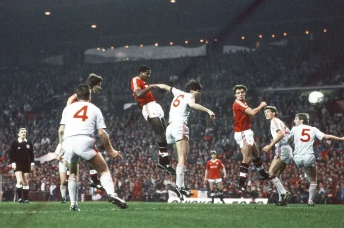 Framed Print : Manchester United 1-1 Liverpool, League match at Old Trafford, Sunday 15th November 1987 Framed Print : Manchester United 1-1 Liverpool, League match at Old Trafford, Sunday 15th November 1987