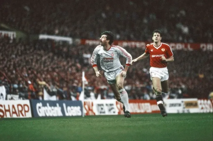 Framed Print : Manchester United 1-1 Liverpool, League match at Old Trafford, Sunday 15th November 1987 Framed Print : Manchester United 1-1 Liverpool, League match at Old Trafford, Sunday 15th November 1987