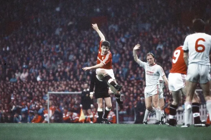 Framed Print : Manchester United 1-1 Liverpool, League match at Old Trafford, Sunday 15th November 1987 Framed Print : Manchester United 1-1 Liverpool, League match at Old Trafford, Sunday 15th November 1987