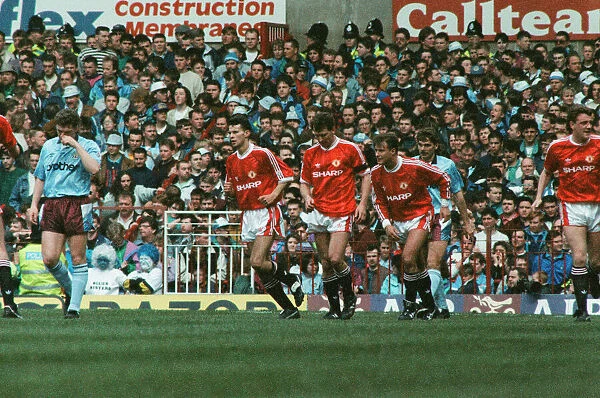 Manchester United 1 v. Manchester City 0. Ryan Giggs is congratulated by team mates