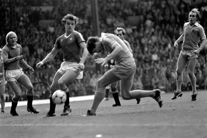 Framed Print : Manchester United 1 v. Stoke 0. October 1982 MF08-01-011 Framed Print : Manchester United 1 v. Stoke 0. October 1982 MF08-01-011