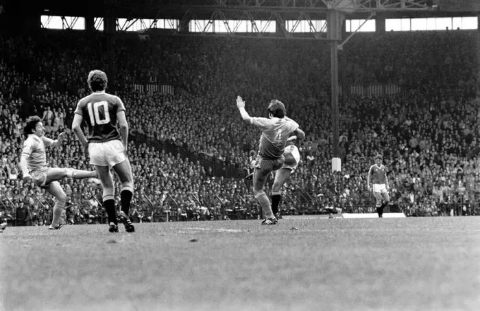 Framed Print : Manchester United 1 v. Stoke 0. October 1982 MF08-01-010 Framed Print : Manchester United 1 v. Stoke 0. October 1982 MF08-01-010