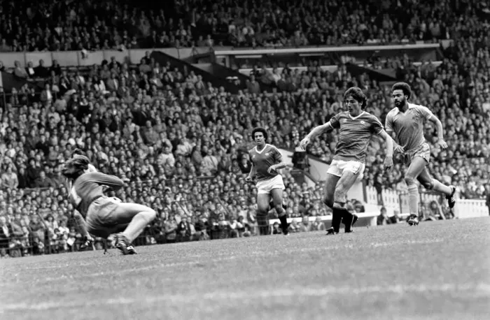 Framed Print : Manchester United 1 v. Stoke 0. October 1982 MF08-01-028