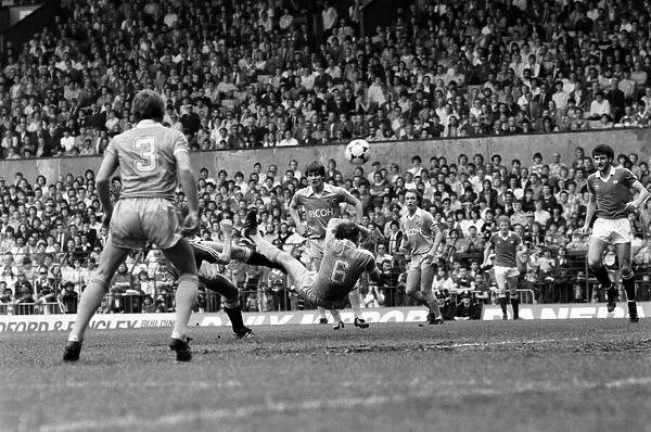 Manchester United 2 v. Stoke City 0. Division 1 Football. May 1982 MF07-02-015