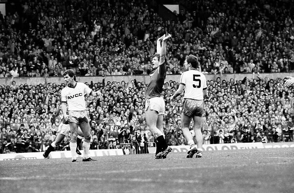 Manchester United 5 v. West Ham 1. October 1984 MF18-02-050
