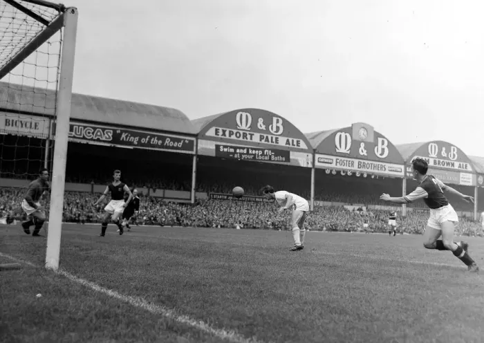 Framed Print : Manchester United on the attack during the league match against Aston Villa at Villa Park Framed Print : Manchester United on the attack during the league match against Aston Villa at Villa Park
