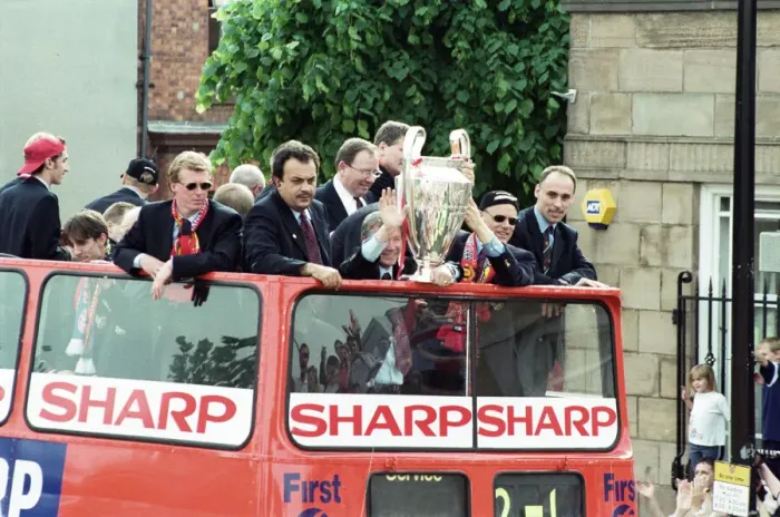 Framed Print : Manchester United celebrate winning the treble as the jubilant team make their way