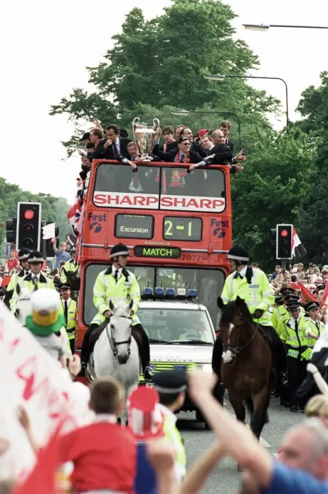 Framed Print : Manchester United celebrate winning the treble as the jubilant team make their way Framed Print : Manchester United celebrate winning the treble as the jubilant team make their way