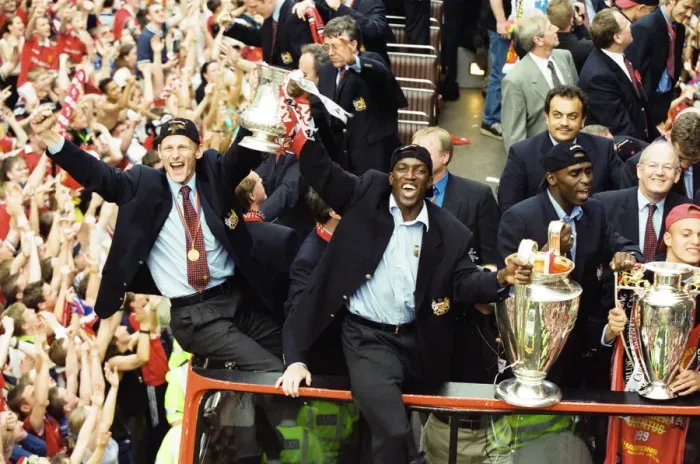 Framed Print : Manchester United celebrate winning the treble as the jubilant team make their way Framed Print : Manchester United celebrate winning the treble as the jubilant team make their way