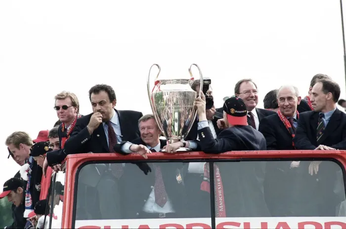 Framed Print : Manchester United celebrate winning the treble as the jubilant team make their way Framed Print : Manchester United celebrate winning the treble as the jubilant team make their way