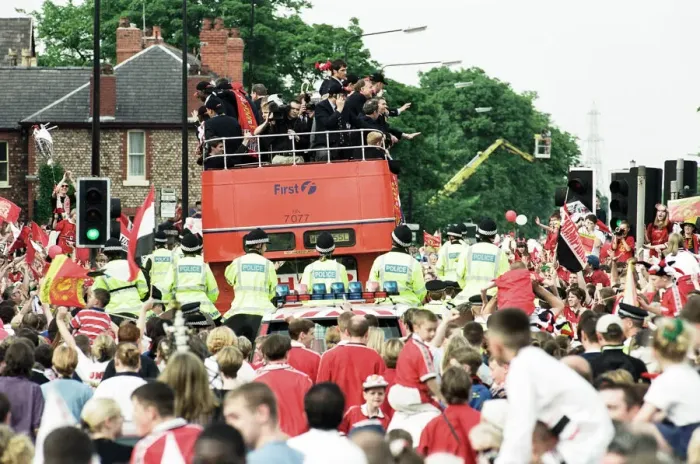 Framed Print : Manchester United celebrate winning the treble as the jubilant team make their way Framed Print : Manchester United celebrate winning the treble as the jubilant team make their way