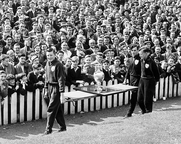 Manchester United. Cup holders show cup at first match. 23rd August 1952
