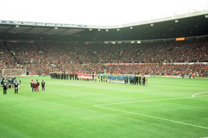 Framed Print : Manchester United and Everton players mark the death of Sir Matt Busby with a minutes Framed Print : Manchester United and Everton players mark the death of Sir Matt Busby with a minutes