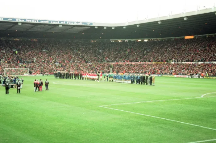 Framed Print : Manchester United and Everton players mark the death of Sir Matt Busby with a minutes Framed Print : Manchester United and Everton players mark the death of Sir Matt Busby with a minutes