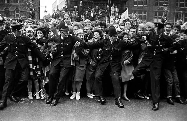 Manchester United fans await the team returning from Wembley with the FA Cup May