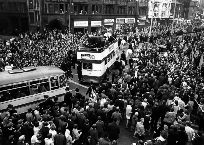 Framed Print : Manchester United FC win The European Cup - 1968 crowds cheer as the team makes Framed Print : Manchester United FC win The European Cup - 1968 crowds cheer as the team makes