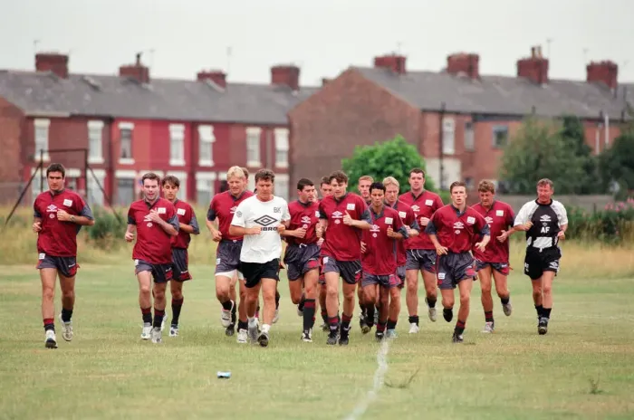 Framed Print : Manchester United in their first day of training. Left to right: Eric Cantona