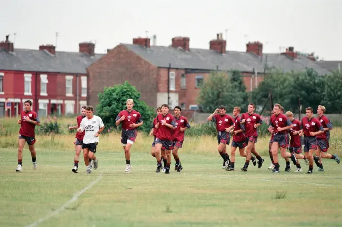 Framed Print : Manchester United in their first day of training. 13th July 1995 Framed Print : Manchester United in their first day of training. 13th July 1995