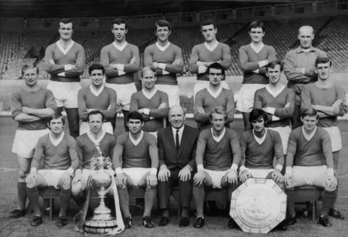 Framed Print : Manchester United Football Club pose for a group photgraph with the League Championship Framed Print : Manchester United Football Club pose for a group photgraph with the League Championship