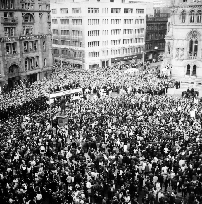 Framed Print : Manchester United Football Team return after winning the European Cup - Crowd of 250