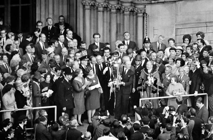 Framed Print : Manchester United Football Team return after winning the European Cup - Matt Busby