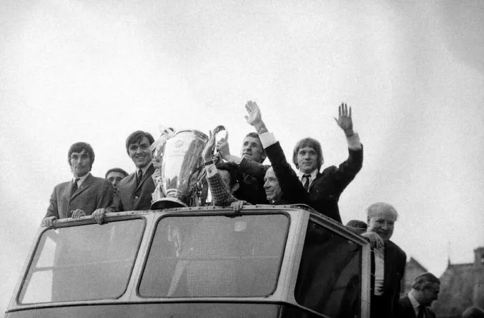Framed Print : Manchester United Football Team return after winning the European Cup - Matt Busby Framed Print : Manchester United Football Team return after winning the European Cup - Matt Busby