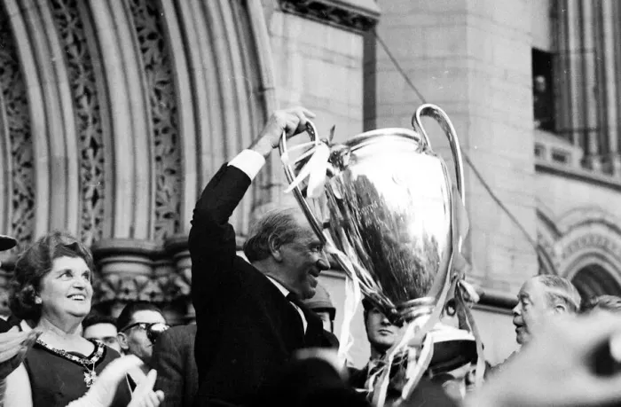 Framed Print : Manchester United Football Team return after winning the European Cup - Matt Busby holds Framed Print : Manchester United Football Team return after winning the European Cup - Matt Busby holds
