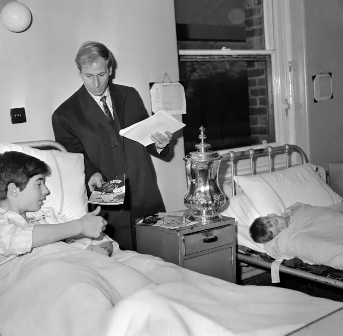 Framed Print : manchester United footballer Bobby Charlton signs an autograph for 8 year Billy Vickers Framed Print : manchester United footballer Bobby Charlton signs an autograph for 8 year Billy Vickers