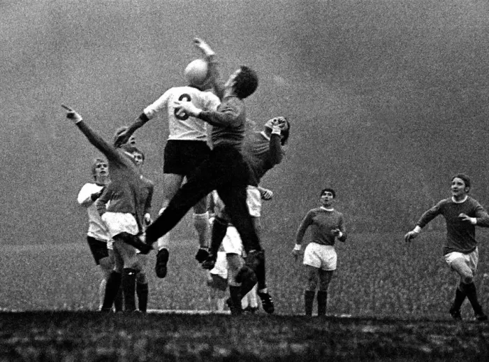 Framed Print : Manchester United goalkeeper Alex Stepney jumps up to punch the ball clear from Liverpool Framed Print : Manchester United goalkeeper Alex Stepney jumps up to punch the ball clear from Liverpool
