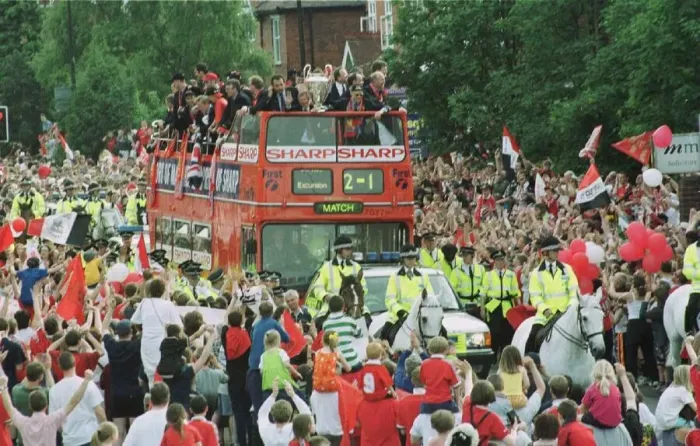 Framed Print : Manchester United Homecoming on open-top bus May 1999 is mobbed by fans Framed Print : Manchester United Homecoming on open-top bus May 1999 is mobbed by fans