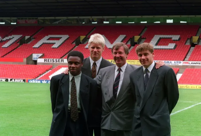 Framed Print : Manchester United manager Alex Ferguson poses with new signings left to right Framed Print : Manchester United manager Alex Ferguson poses with new signings left to right