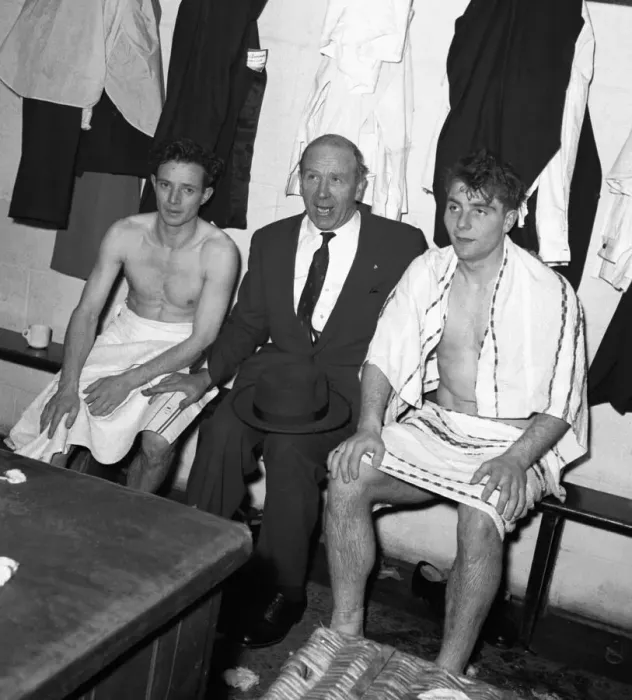 Framed Print : Manchester United manager Matt Busby with two of his players Johnny Berry (left Framed Print : Manchester United manager Matt Busby with two of his players Johnny Berry (left