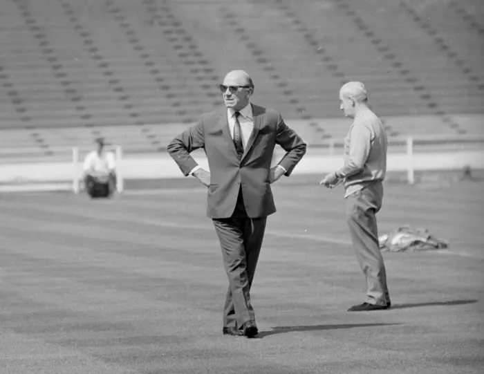 Framed Print : Manchester United manager Matt Busby surveys the pitch at Wembley before his side Framed Print : Manchester United manager Matt Busby surveys the pitch at Wembley before his side