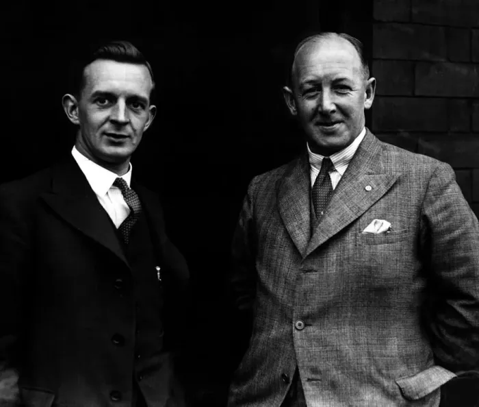Framed Print : Manchester United manager Scott Duncan wih Mr Crickman November 1935