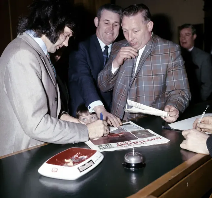 Framed Print : Manchester United and Northern Ireland footballer George Best signs autographs for a fan Framed Print : Manchester United and Northern Ireland footballer George Best signs autographs for a fan