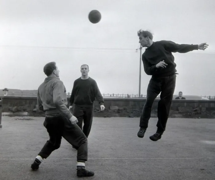 Framed Print : Manchester United player Bobby Charlton jumps up for a header watched by teammates Framed Print : Manchester United player Bobby Charlton jumps up for a header watched by teammates