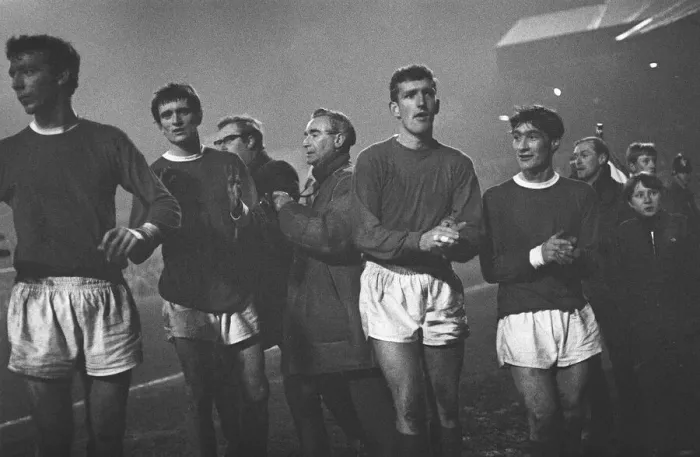 Framed Print : Manchester United players applaud Gornik goalkeeper after the quarter final of Framed Print : Manchester United players applaud Gornik goalkeeper after the quarter final of